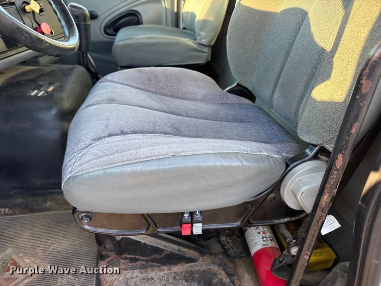 image for item DW6660 2007 International 8600 semi truck