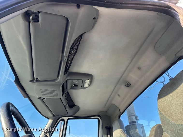 image for item DW6660 2007 International 8600 semi truck