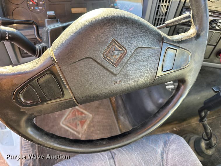 image for item DW6660 2007 International 8600 semi truck