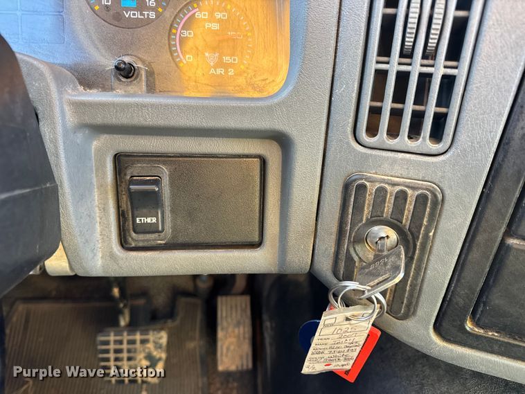 image for item DW6660 2007 International 8600 semi truck