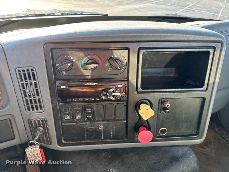 image for item DW6660 2007 International 8600 semi truck