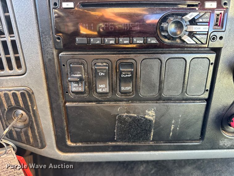 image for item DW6660 2007 International 8600 semi truck