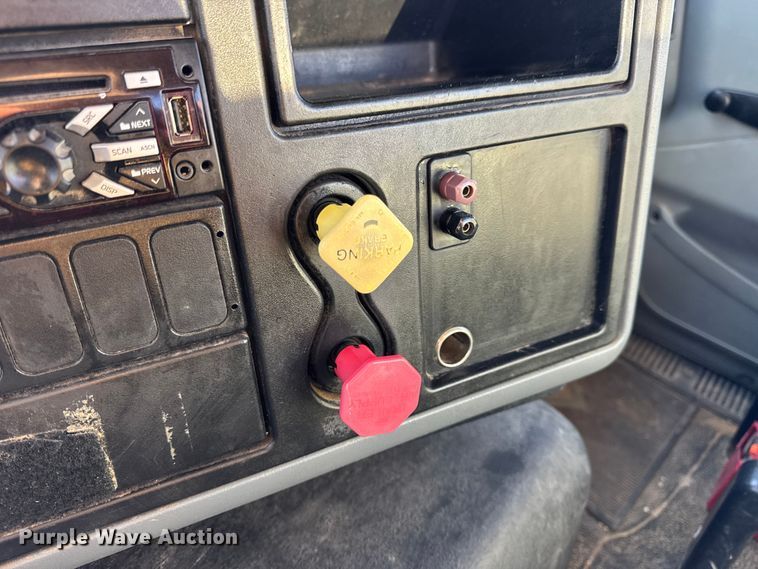 image for item DW6660 2007 International 8600 semi truck