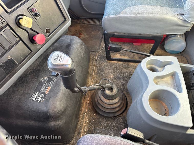 image for item DW6660 2007 International 8600 semi truck