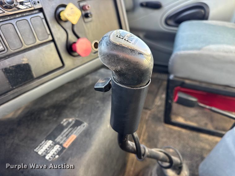 image for item DW6660 2007 International 8600 semi truck