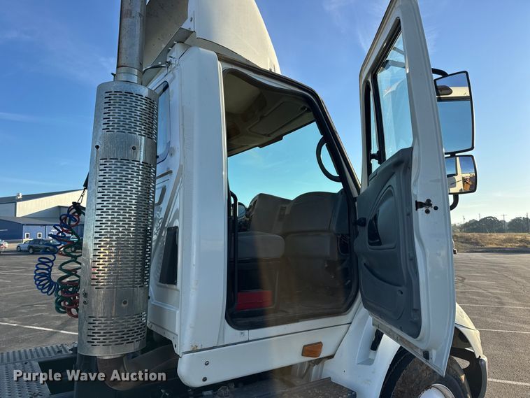 image for item DW6660 2007 International 8600 semi truck