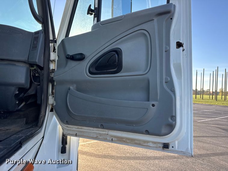 image for item DW6660 2007 International 8600 semi truck