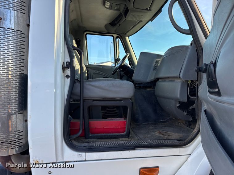 image for item DW6660 2007 International 8600 semi truck