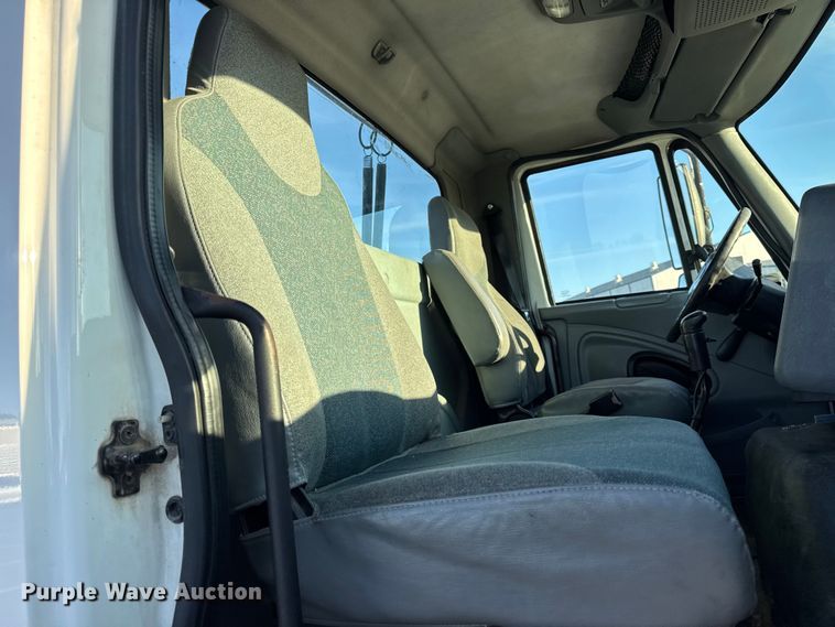 image for item DW6660 2007 International 8600 semi truck