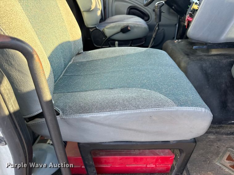 image for item DW6660 2007 International 8600 semi truck