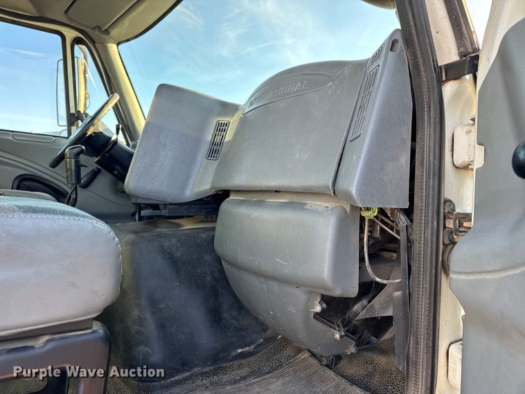 image for item DW6660 2007 International 8600 semi truck