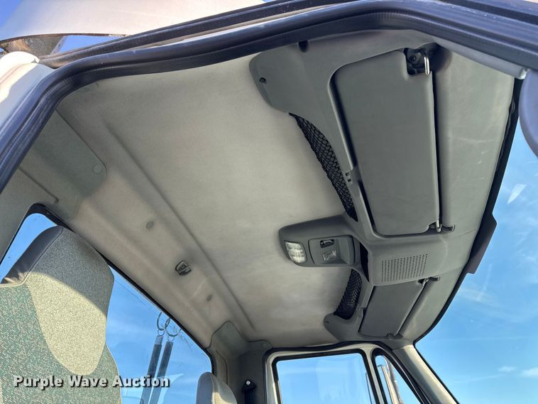 image for item DW6660 2007 International 8600 semi truck