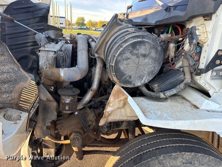 image for item DW6660 2007 International 8600 semi truck