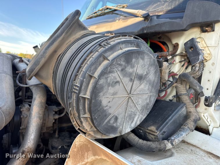 image for item DW6660 2007 International 8600 semi truck