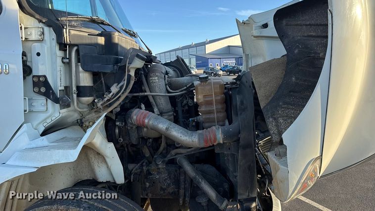 image for item DW6660 2007 International 8600 semi truck