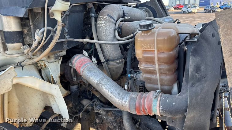 image for item DW6660 2007 International 8600 semi truck