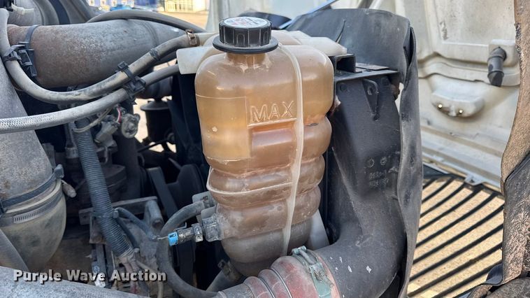 image for item DW6660 2007 International 8600 semi truck