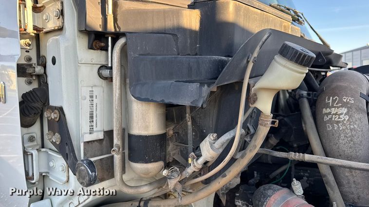 image for item DW6660 2007 International 8600 semi truck