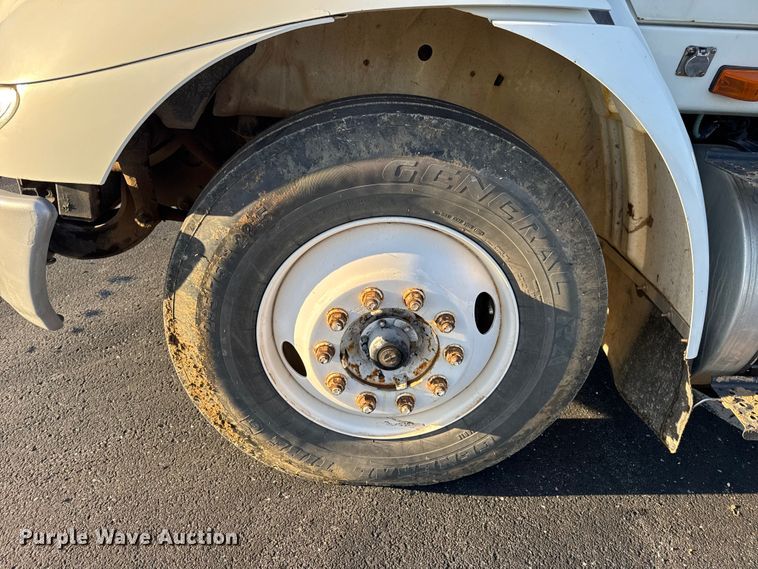 image for item DW6660 2007 International 8600 semi truck