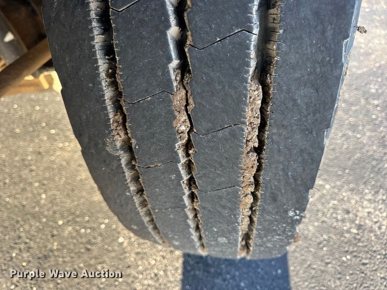 image for item DW6660 2007 International 8600 semi truck