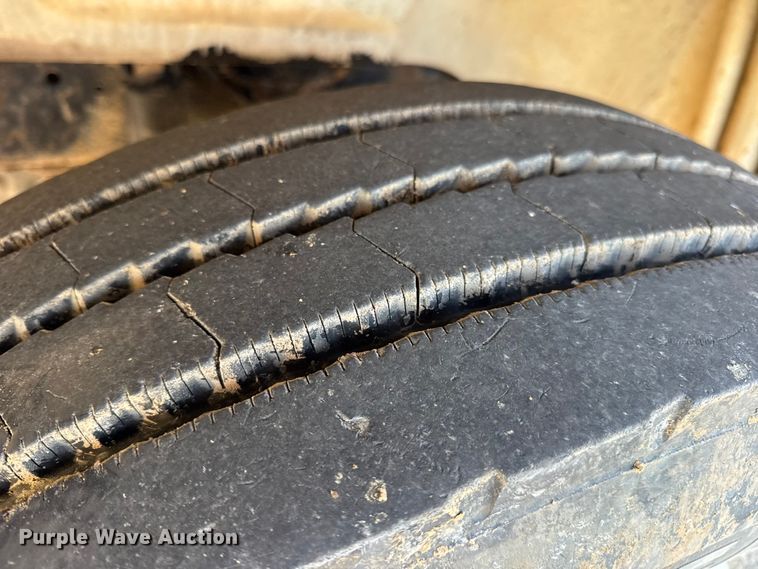 image for item DW6660 2007 International 8600 semi truck