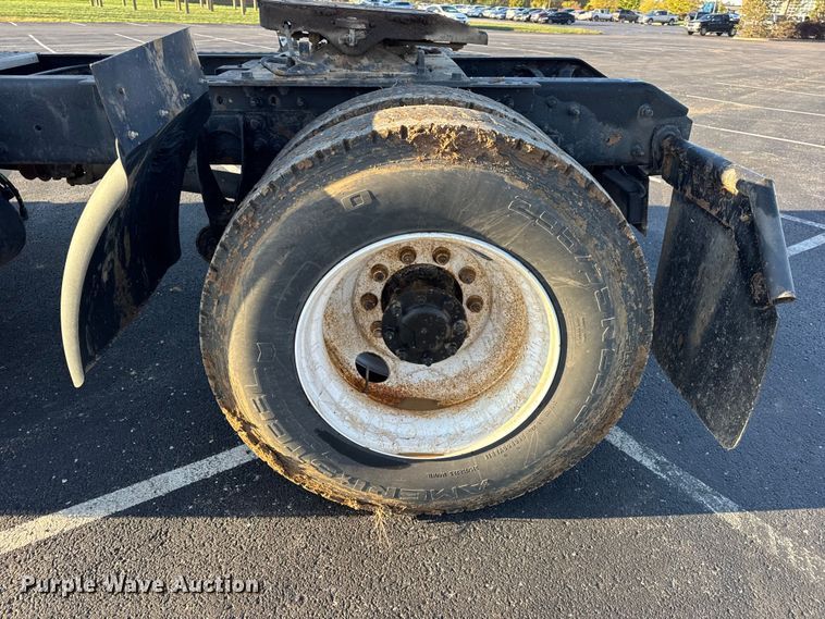 image for item DW6660 2007 International 8600 semi truck