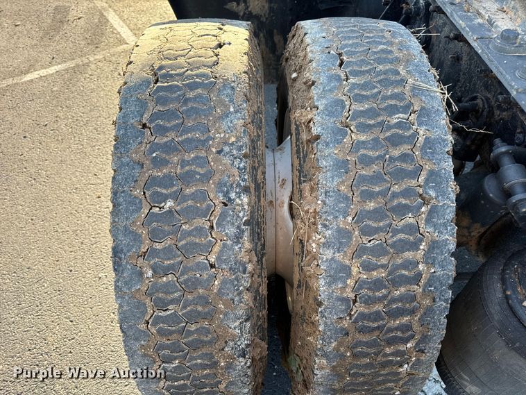 image for item DW6660 2007 International 8600 semi truck