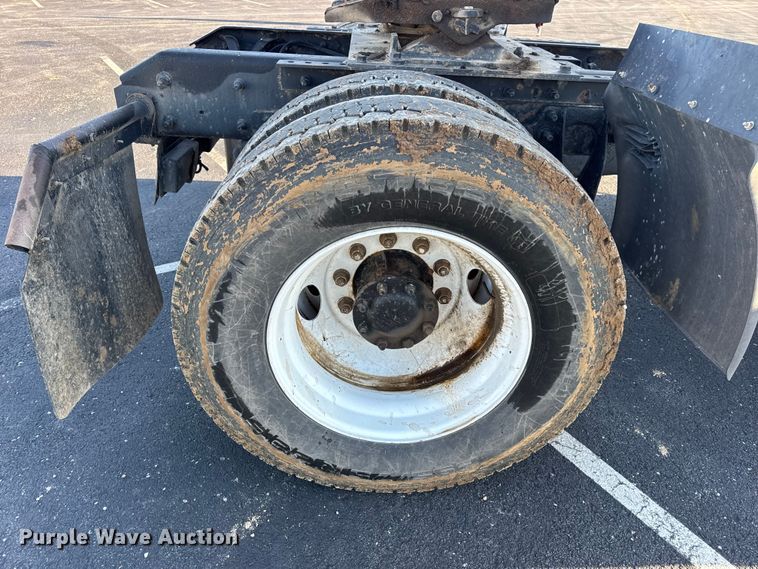 image for item DW6660 2007 International 8600 semi truck