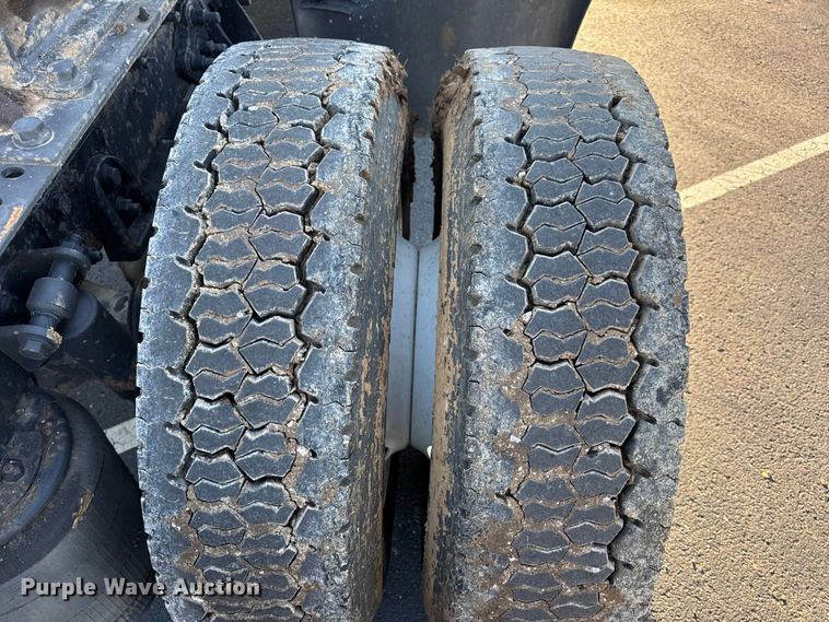 image for item DW6660 2007 International 8600 semi truck