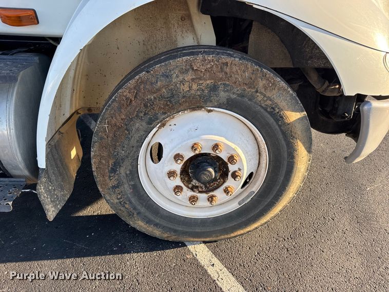 image for item DW6660 2007 International 8600 semi truck