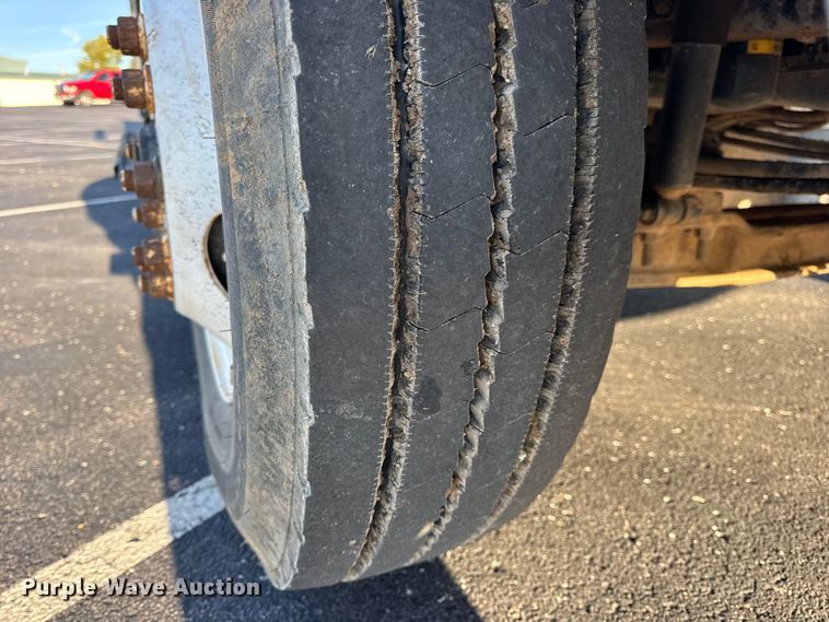 image for item DW6660 2007 International 8600 semi truck