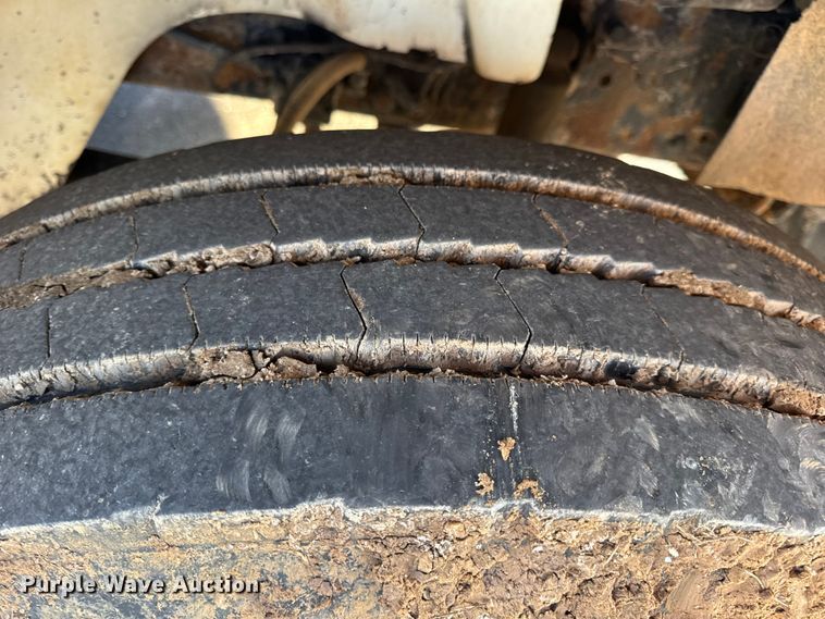 image for item DW6660 2007 International 8600 semi truck