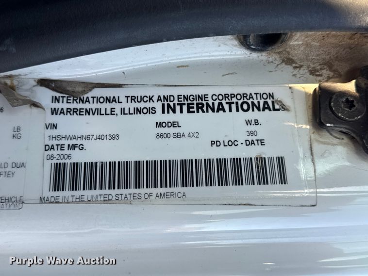 image for item DW6660 2007 International 8600 semi truck