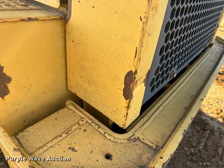 image for item DW6661 1998 Caterpillar 953C track loader