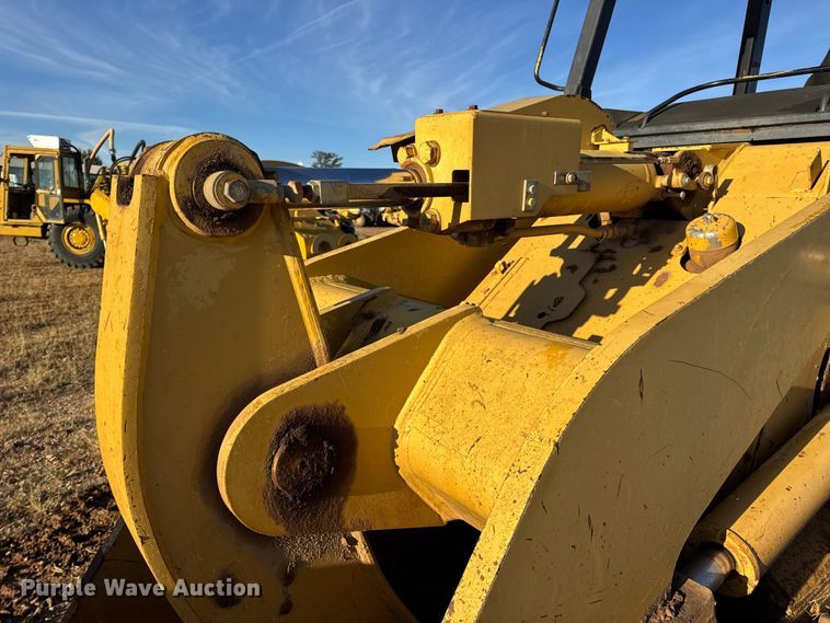 image for item DW6661 1998 Caterpillar 953C track loader