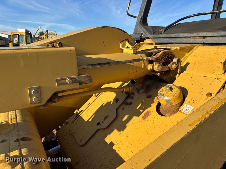 image for item DW6661 1998 Caterpillar 953C track loader