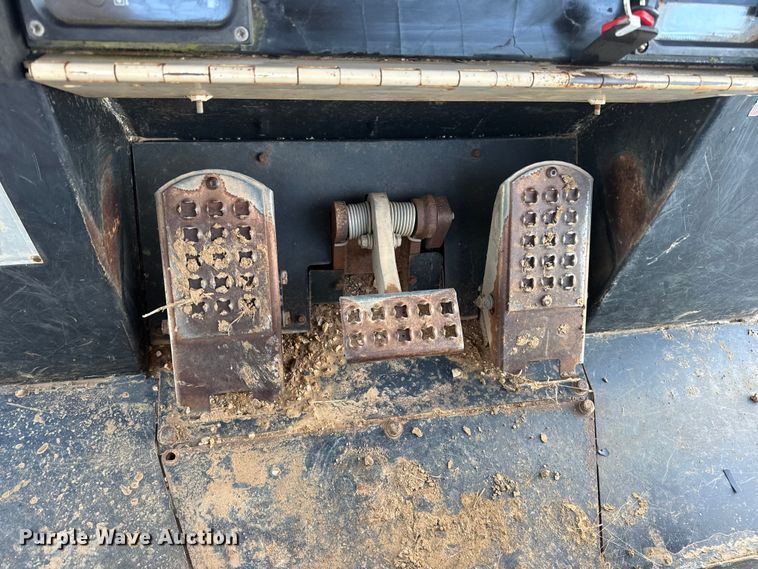 image for item DW6661 1998 Caterpillar 953C track loader