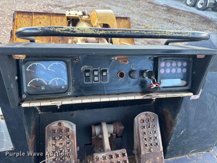 image for item DW6661 1998 Caterpillar 953C track loader