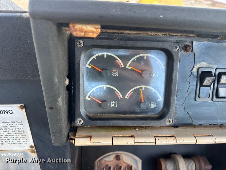 image for item DW6661 1998 Caterpillar 953C track loader