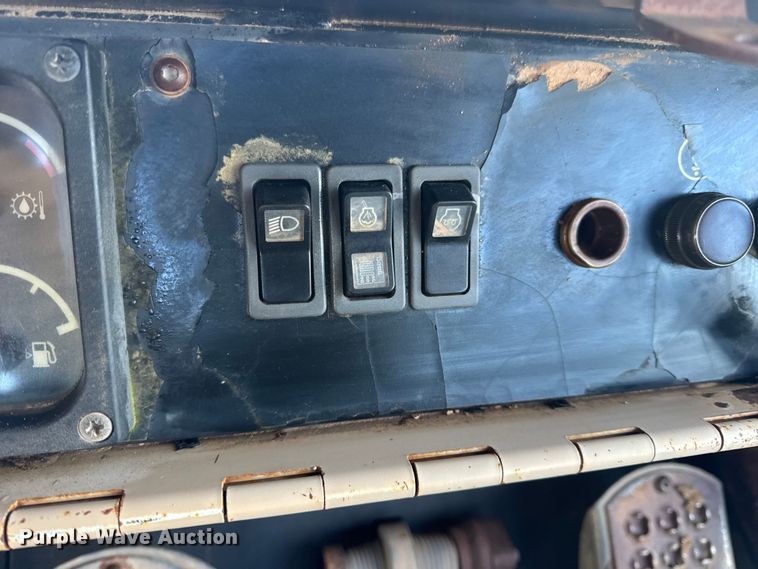 image for item DW6661 1998 Caterpillar 953C track loader