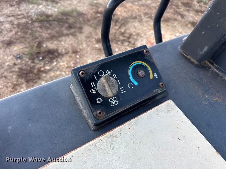 image for item DW6661 1998 Caterpillar 953C track loader