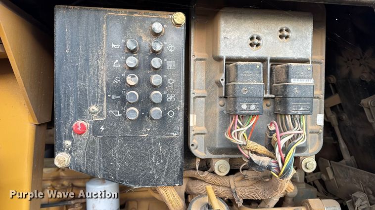 image for item DW6661 1998 Caterpillar 953C track loader