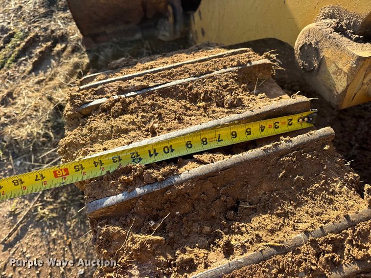 image for item DW6661 1998 Caterpillar 953C track loader