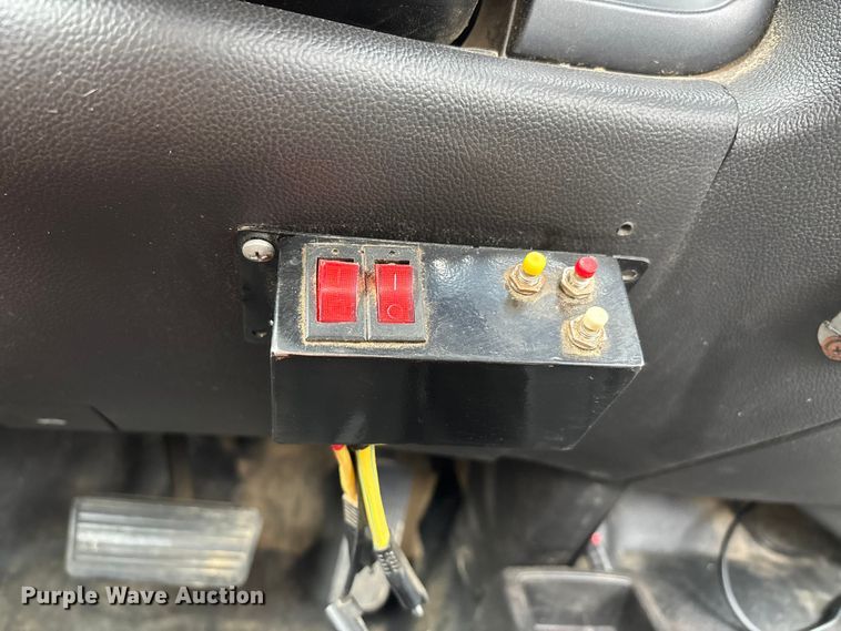 image for item DW7253 2015 Chevrolet Silverado 2500HD utility bed pickup truck