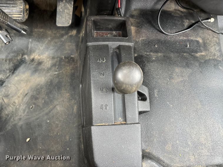 image for item DW7253 2015 Chevrolet Silverado 2500HD utility bed pickup truck