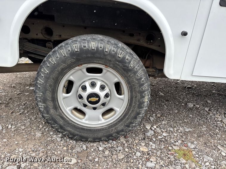 image for item DW7253 2015 Chevrolet Silverado 2500HD utility bed pickup truck