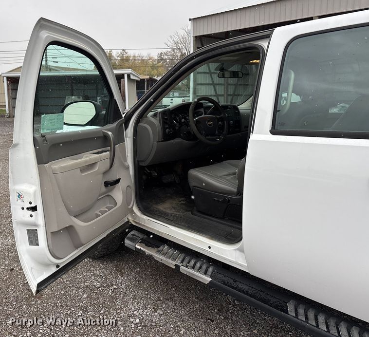 image for item DW7254 2014 Chevrolet Silverado 2500HD Crew Cab pickup truck