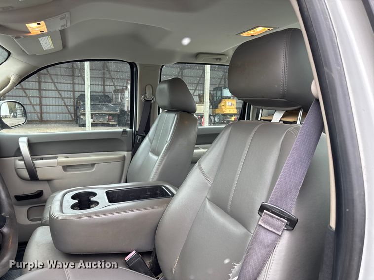 image for item DW7254 2014 Chevrolet Silverado 2500HD Crew Cab pickup truck