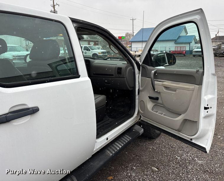 image for item DW7254 2014 Chevrolet Silverado 2500HD Crew Cab pickup truck