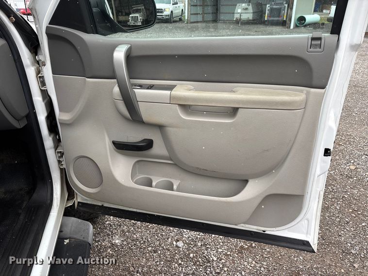 image for item DW7254 2014 Chevrolet Silverado 2500HD Crew Cab pickup truck